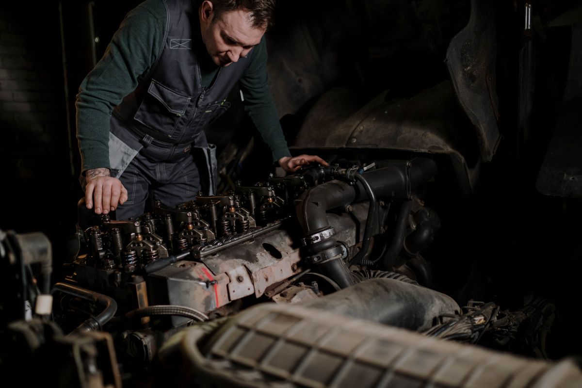 Mecánico revisando un motor diésel destapado en el taller